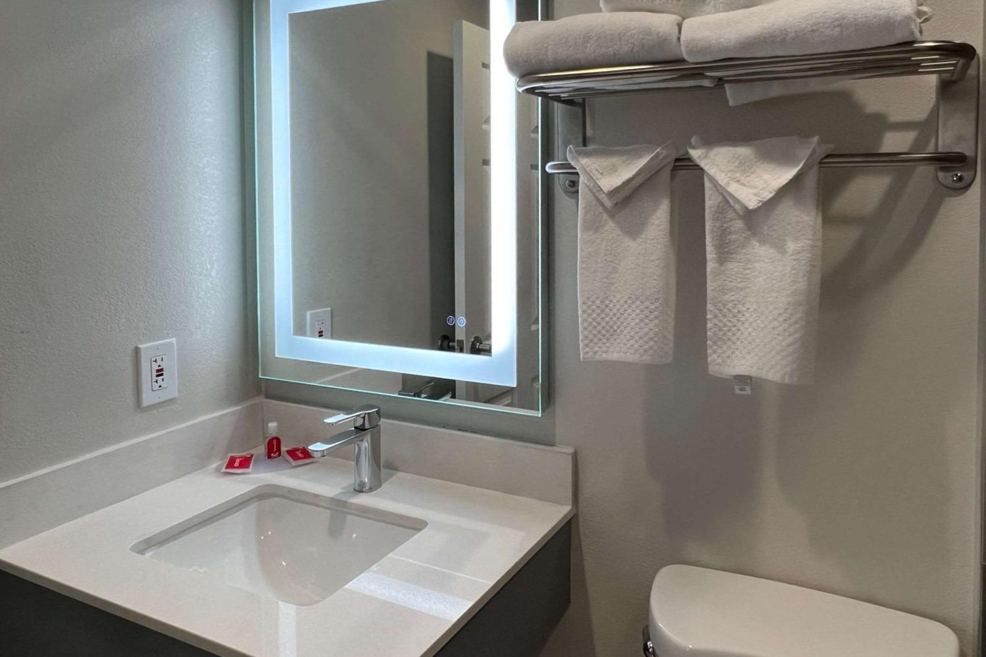 Quality Inn Tracy I-205 Экстерьер фото